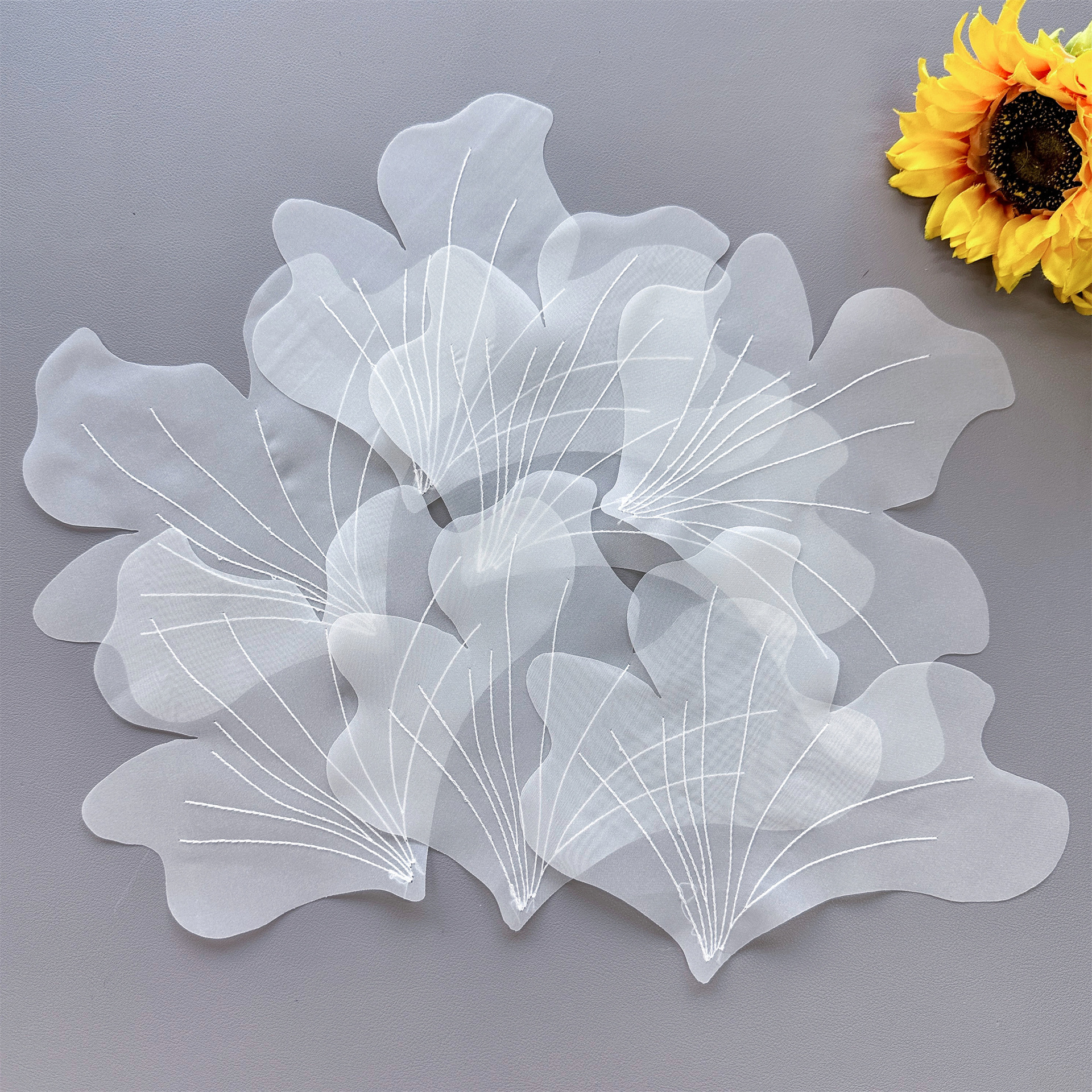 Nuevo aplique de pétalos de organza DIY para corsage de vestido de mujer, parche de tela, accesorios de ropa para comercio exterior, venta al por mayor en stock image 2