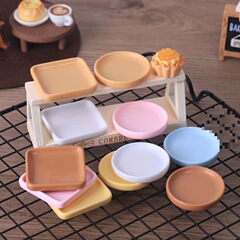ミニチュアミニプレート、シンプルな四角いプレート、丸いプレート、カラフルな小さなプレート、食品玩具、ドールハウスの造園装飾品