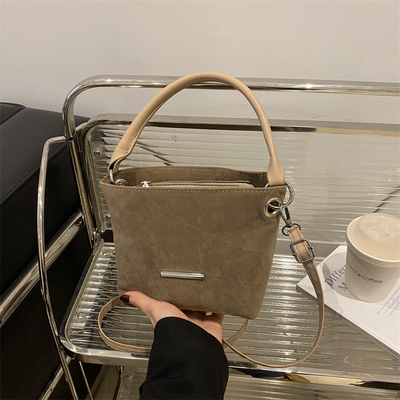 Bolsa de balde para mujeres 2025 nueva primavera de mujeres de estilo extranjero, bolso de transporte de seda esmerizado, bolso de mochila