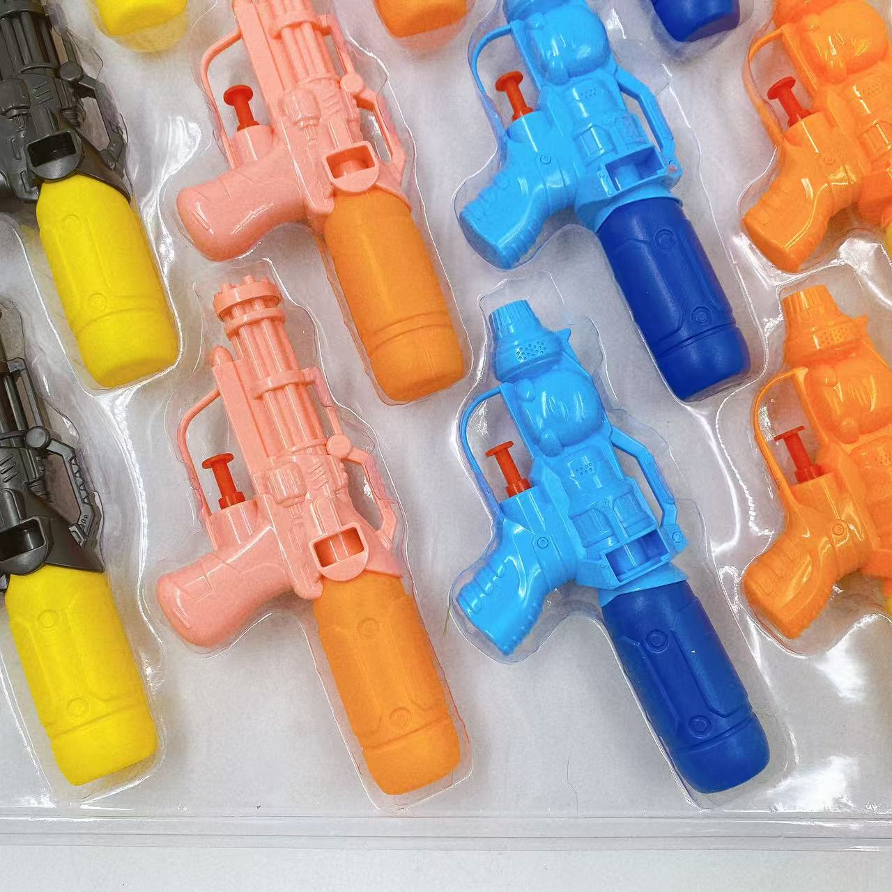 Caricaturas infantiles pequeñas pistolas de agua colgadas pistolas de agua coloridas juguetes de agua playa de verano al por mayor 2 yuanes