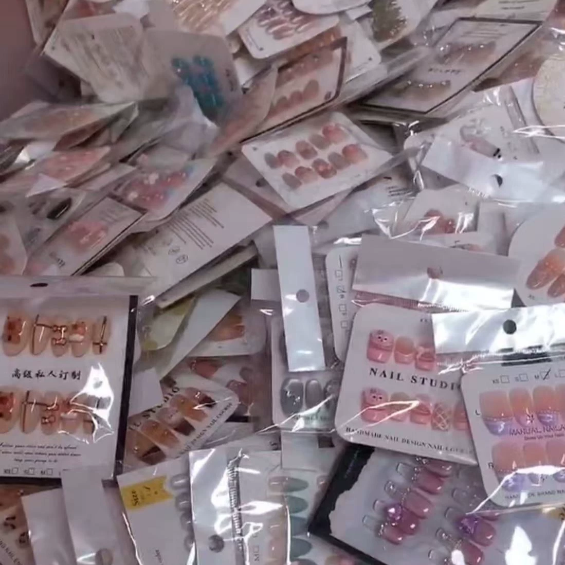Фабрика принимает заказы на производство модных накладных ногтей ручной работы по всей стране, оптом поставляет высококачественные накладные ногти и маникюрные продукты, отправляя их случайным образом.