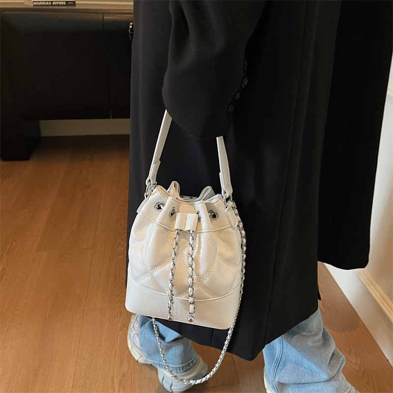 Bolso de diseño coreano de nicho para mujeres 2025, nuevo bolso de hombro de alta calidad, bolso de cubo de agua de cadena de diamante