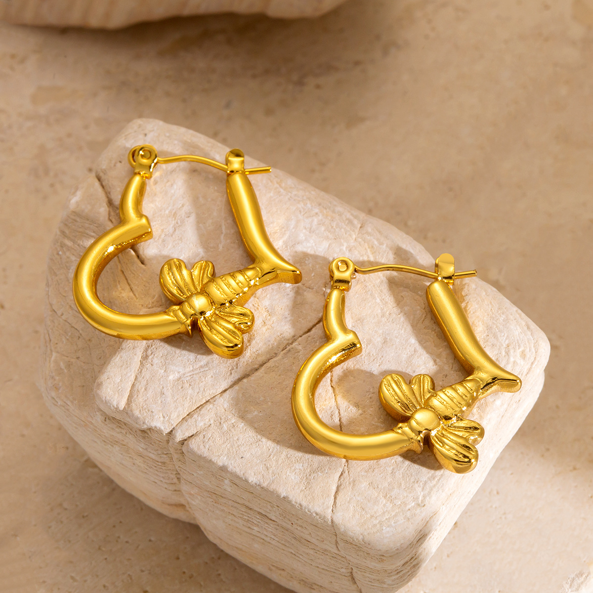 Pendientes de acero de titanio de moda europea y americana transfronteriza Pendientes de acero inoxidable en forma de corazón femenino Pendientes de mujer atmosférica