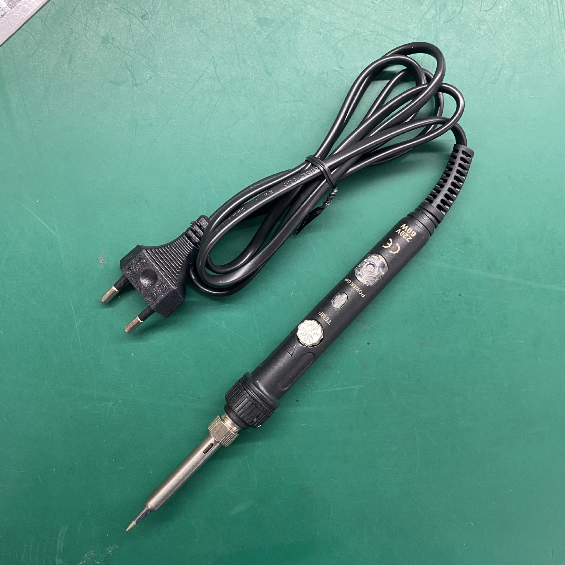 Soldador eléctrico con pantalla digital de 220V estándar europeo transfronterizo 60W soldador eléctrico de temperatura constante ajustable Juego estándar estadounidense Herramientas de soldadura