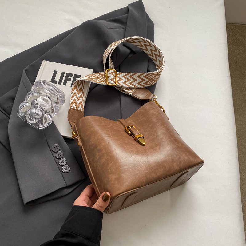 Bolso retro para mujer, con correa ancha, estilo moderno y elegante image 4