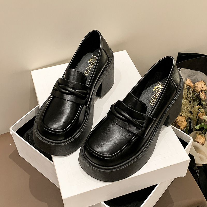 검은 두꺼운 밑창 쁘띠 로퍼 여성의 2024 년 새로운 봄과 가을 복고풍 두꺼운 영국 스타일의 가죽 신발