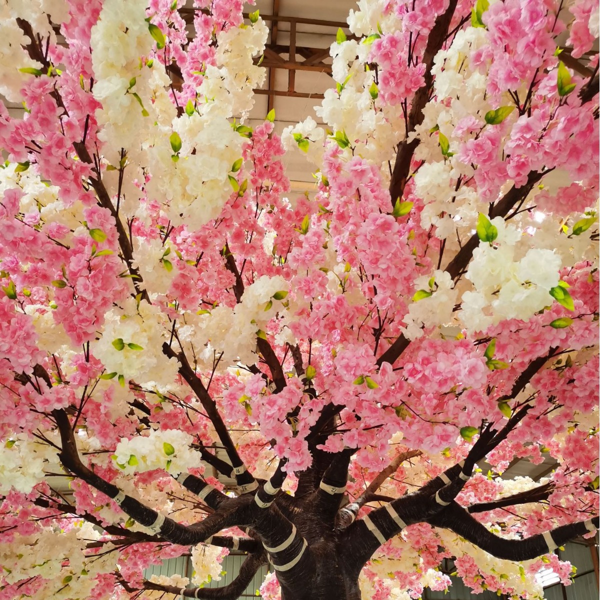 Simulación a gran escala artificial de cerezos en flor Centro comercial Escenografía de hotel Cerezos en flor Escenografía cuadrada grande Simulación de cerezos en flor
