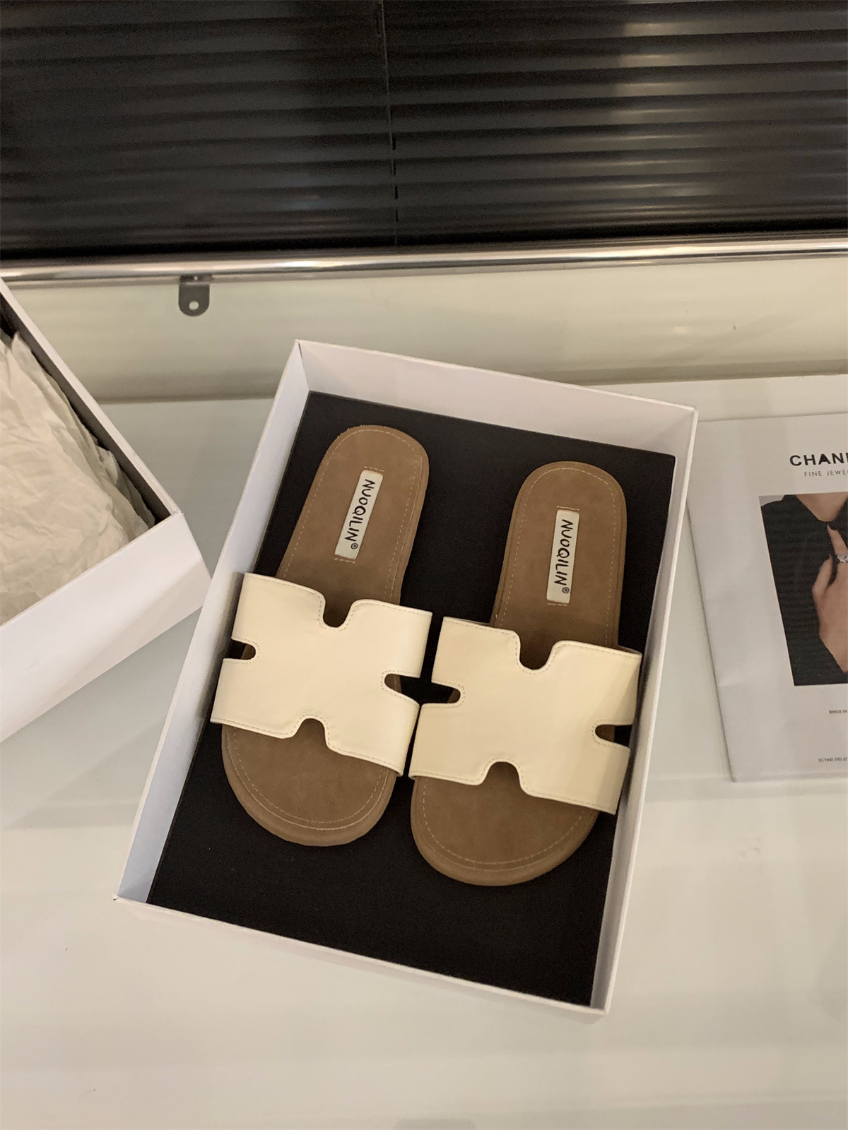Sandalias y pantuflas francesas planas, zapatos de mujer, ropa exterior de moda 2025 nuevo verano con falda, sandalias de playa junto al mar