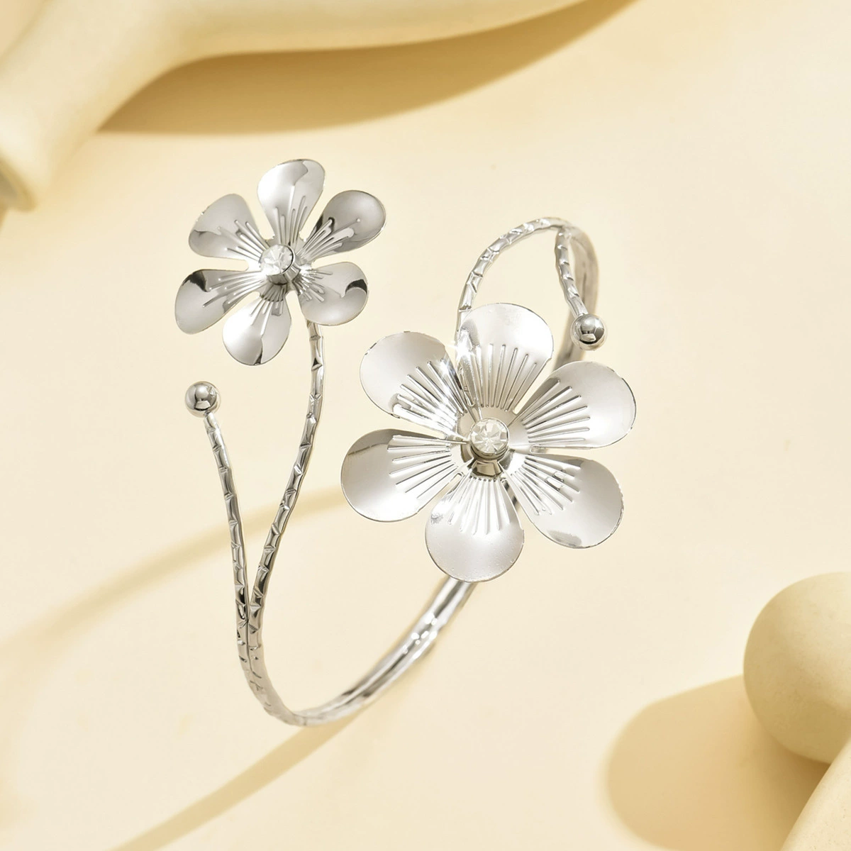 Fashionable Flowered Metal Bracelet in Gold or Silver, Lightweight Luxury Accessory, 6.5cm