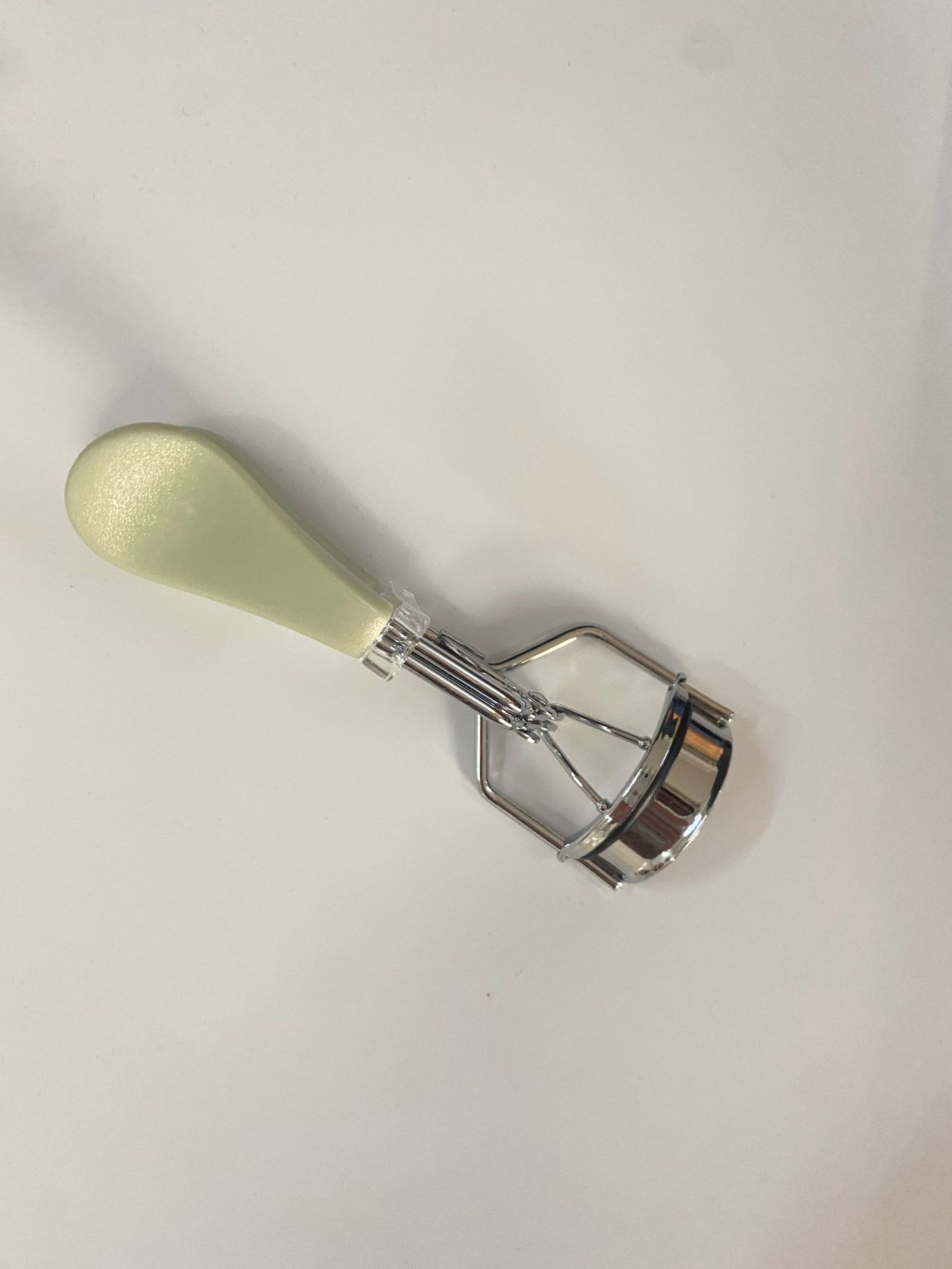 Rizador de pestañas de gran angular muestra gratis rizador de pestañas parcial herramienta de belleza rizador de pestañas portátil rizador de pestañas de belleza al por mayor