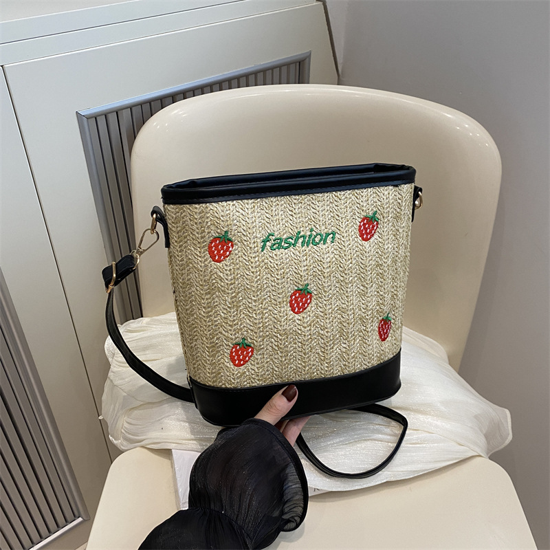 Bagos de balde de tela de fresas de gran capacidad para mujeres 2024 nueva popular alta textura nicho diseño mochila