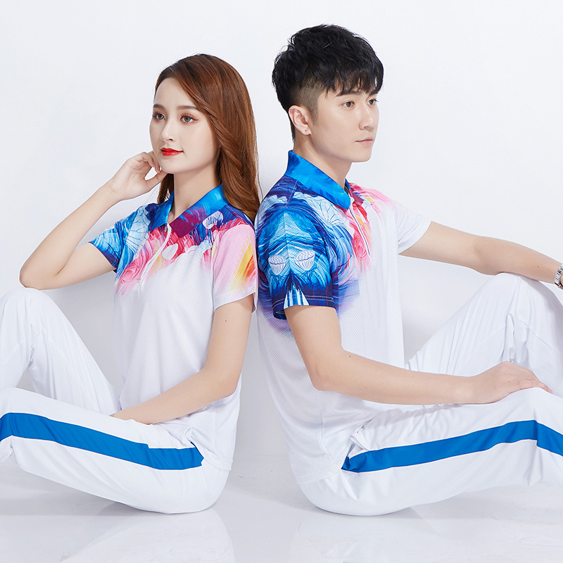 파란색 반팔 + 파란색 넓은 줄무늬가 있는 흰색 바지