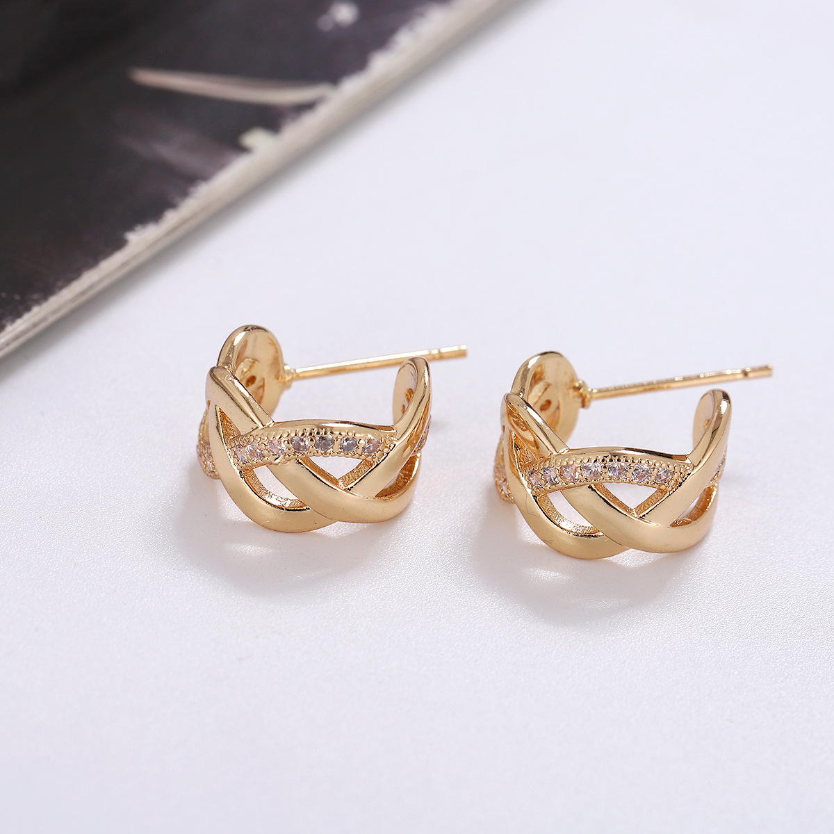 Flotador flotante repelente de mosquitos aretes de placa de incienso hembra viento frío Cruz metal en forma de C anillo de oreja clip de oreja sin temperamento perforado