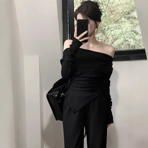 Sexy hot girl off-shoulder base top for fall/winter: tummy-covering, waist-slimming, and figure-flattering irregular long-sleeve T-shirt with a subtly alluring vibe.
