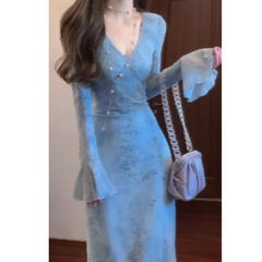 海辺のリゾート風夏の美しいスカートがきれいで優しい気質の青いvネック長袖ワンピース女性
