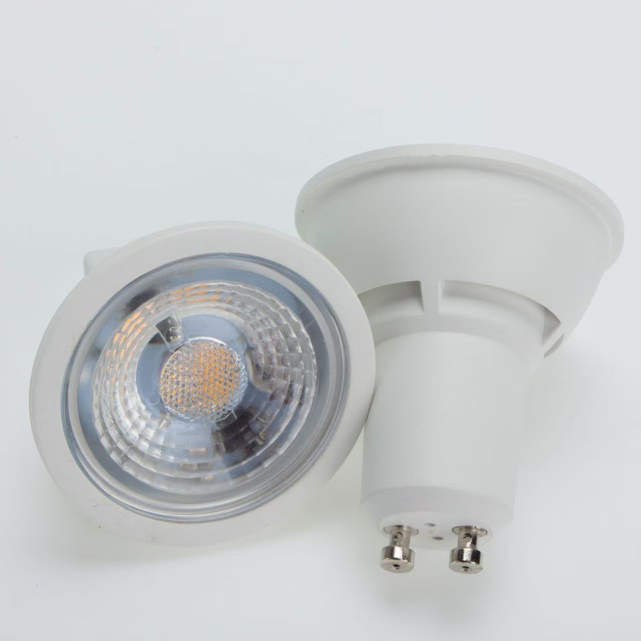 Los focos led de techo de dos extremos, tres cabezas y cuatro cabezas pueden reemplazar la fuente de luz para ajustar el ángulo de la lámpara de pista GU10 de la tienda de ropa