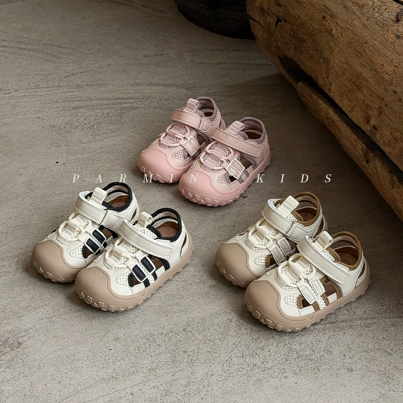 Детские сандалии на открытом воздухе