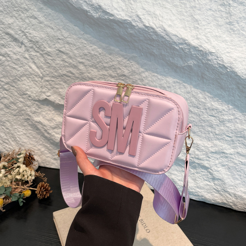 Personalidad de nicho de diseño hermoso bolso pequeño de primavera 2025 nuevo estilo de moda simple letras retro bolso de hombro