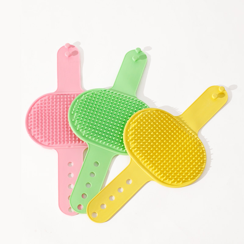 Gato frotando picazón y descomprimiéndolo en la esquina