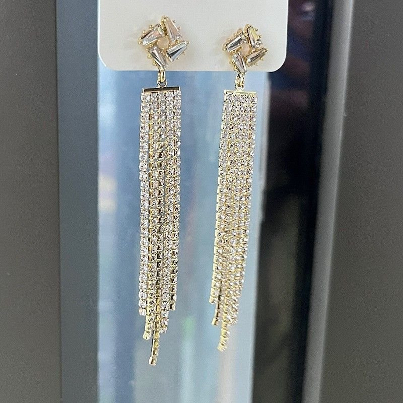Europa y los Estados Unidos de largo diamante flash personalidad pendientes de diamante de frisa de moda femenina temperamento universal rojo en línea los mismos pendientes de orejas