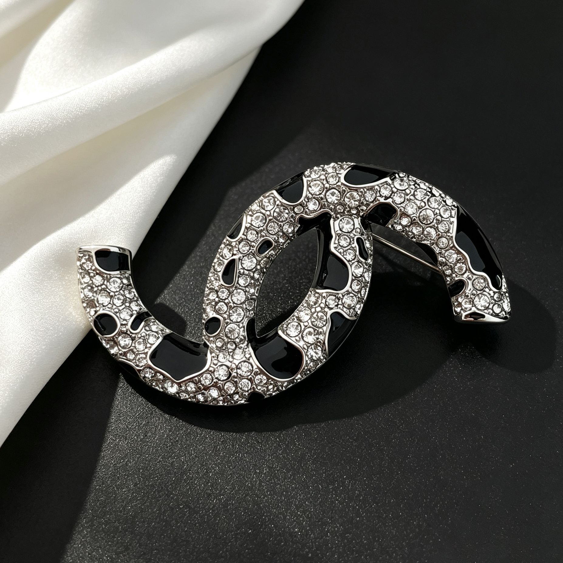 26 new models of Chanel-style black and white leopard print brooches, fully encrusted with diamonds, enamel interwoven circular pins, light luxury accessories for ladies
