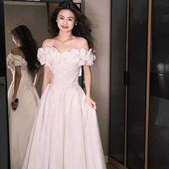 フランスの肩のドレス2025の新型の花嫁の結婚の白い領収書の軽いウェディングドレスは披露宴のワンピースを予約します。