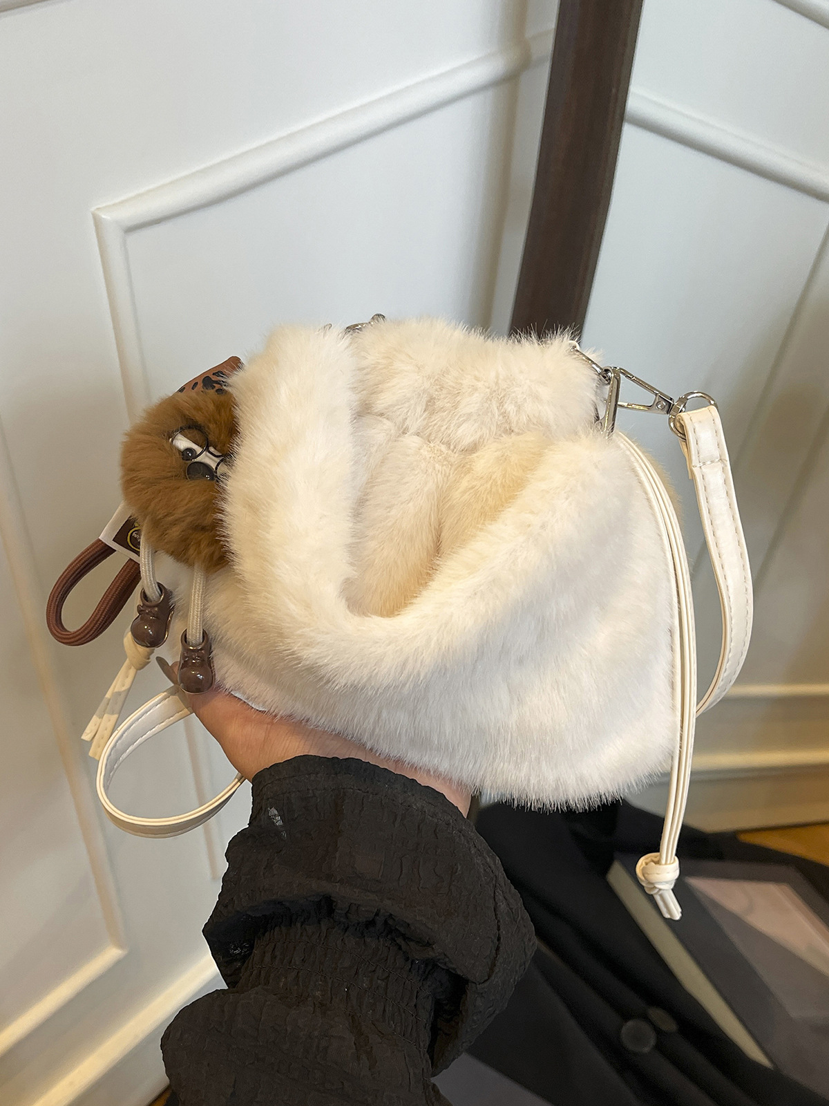 Otoño y invierno explosivo bolso peludo para mujeres 2026 nuevo bolso de mochila versátil súper caliente nicho bolso peludo bolso de cubo