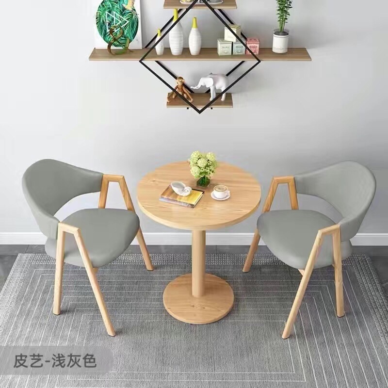 60개의 원형 테이블과 의자 2개, 밝은 회색 가죽