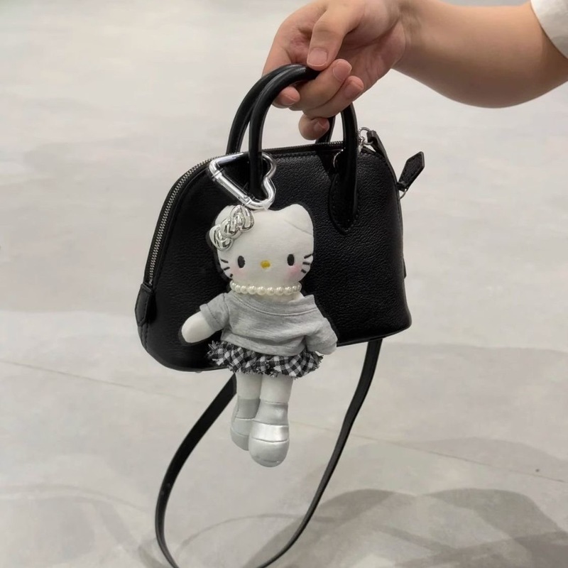 小香徽章白皮长腿kitty格雷系灰钥匙扣车挂爱心扣包包挂件高级感|undefined