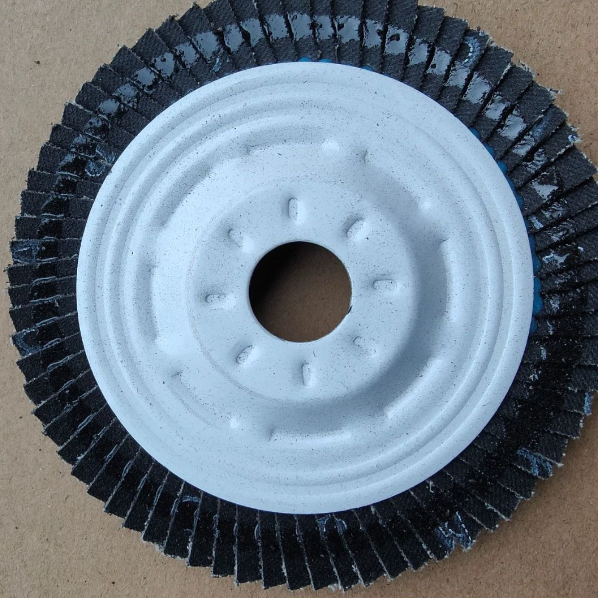 Поставка абразивных кругов типа 100: лепестковые круги, плоские шлифовальные круги, абразивные круги для шлифовки.