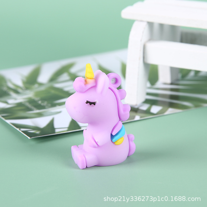 Yiwu fábrica al por mayor muñeca de dibujos animados unicornio llavero PVC pegamento suave creativo pluma cabeza colgante regalo