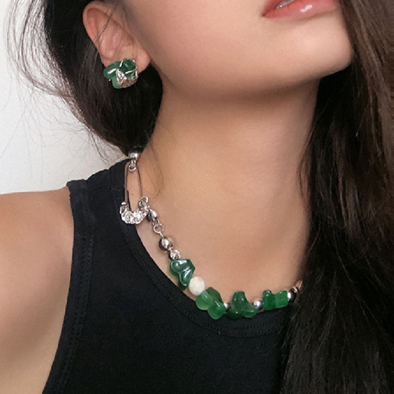 Irregular Green Crystal Beaded Clavicle Necklace Emerald Stud Earrings display picture 3