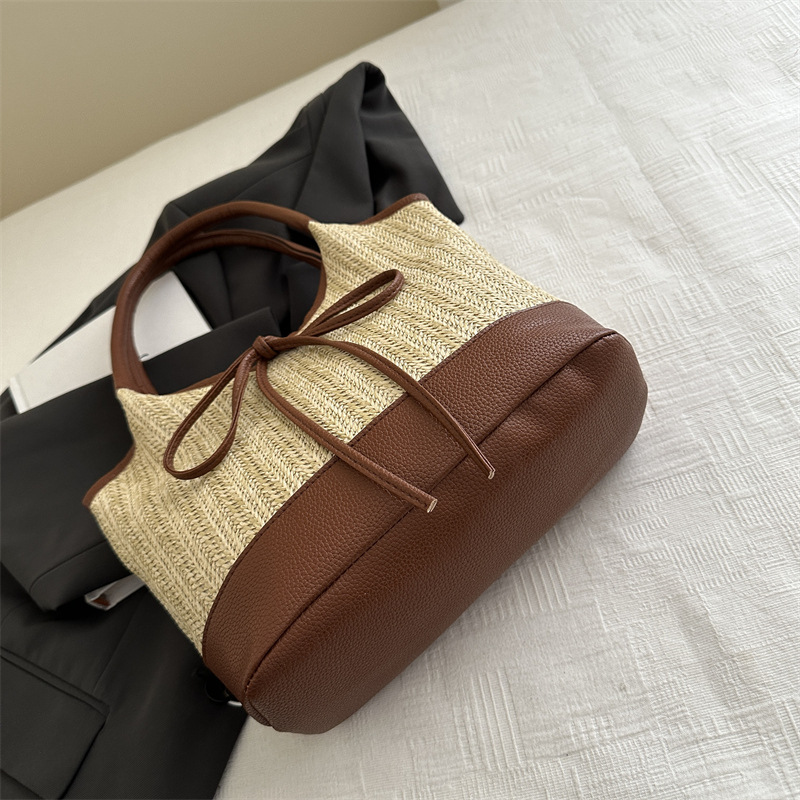 Verano 2025 bowknot axila bolso femenino moda casual bolso de mano de gran capacidad bolso de hombro de color de contraste de paja de nicho