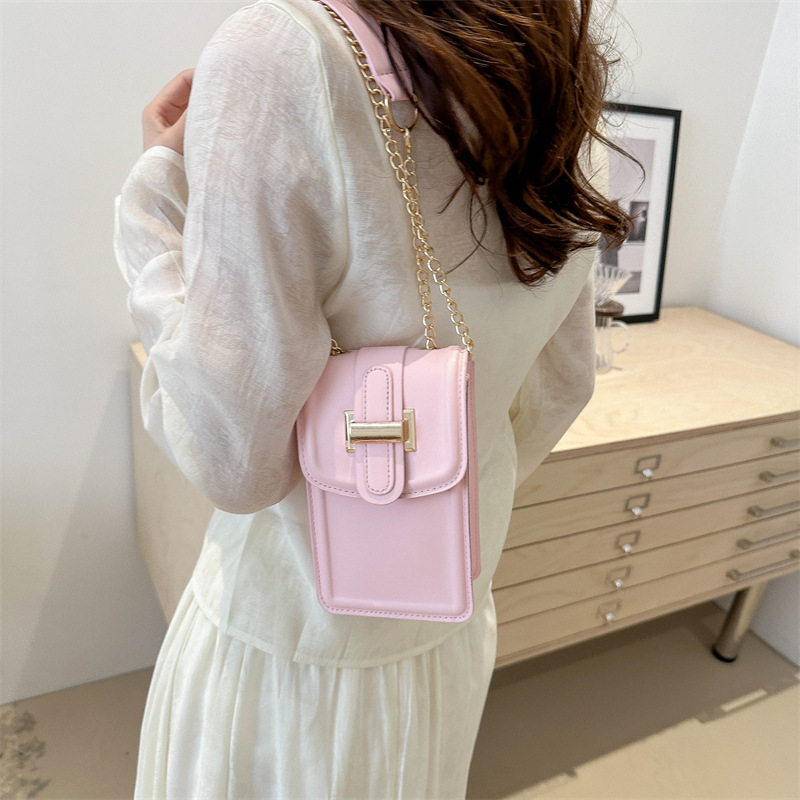 가방 여성의 2024 가을 새로운 패션 체인 작은 광장 가방 틈새 디자인 단색 간단한 모든 경기 어깨 크로스 백