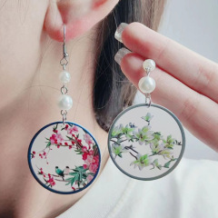 新中国式のイヤリングの高級感の長いタイプの真珠の花のアクリルのピアスのシンプルなアンドロメダ風のイヤリングのイヤリングのアクセサリーの女性