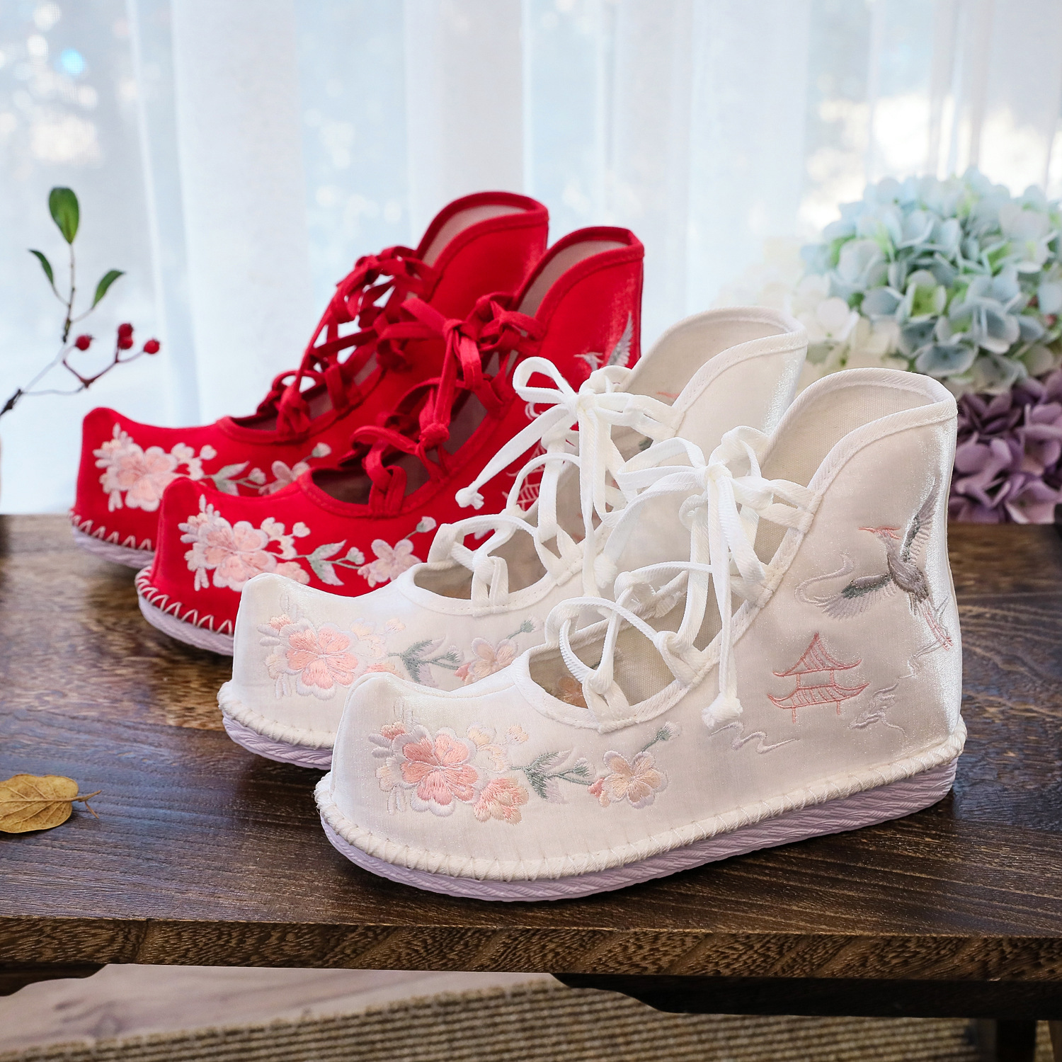 凌寒  翘头新款春秋平底老北京布鞋民族风女低筒短靴单靴绣花鞋