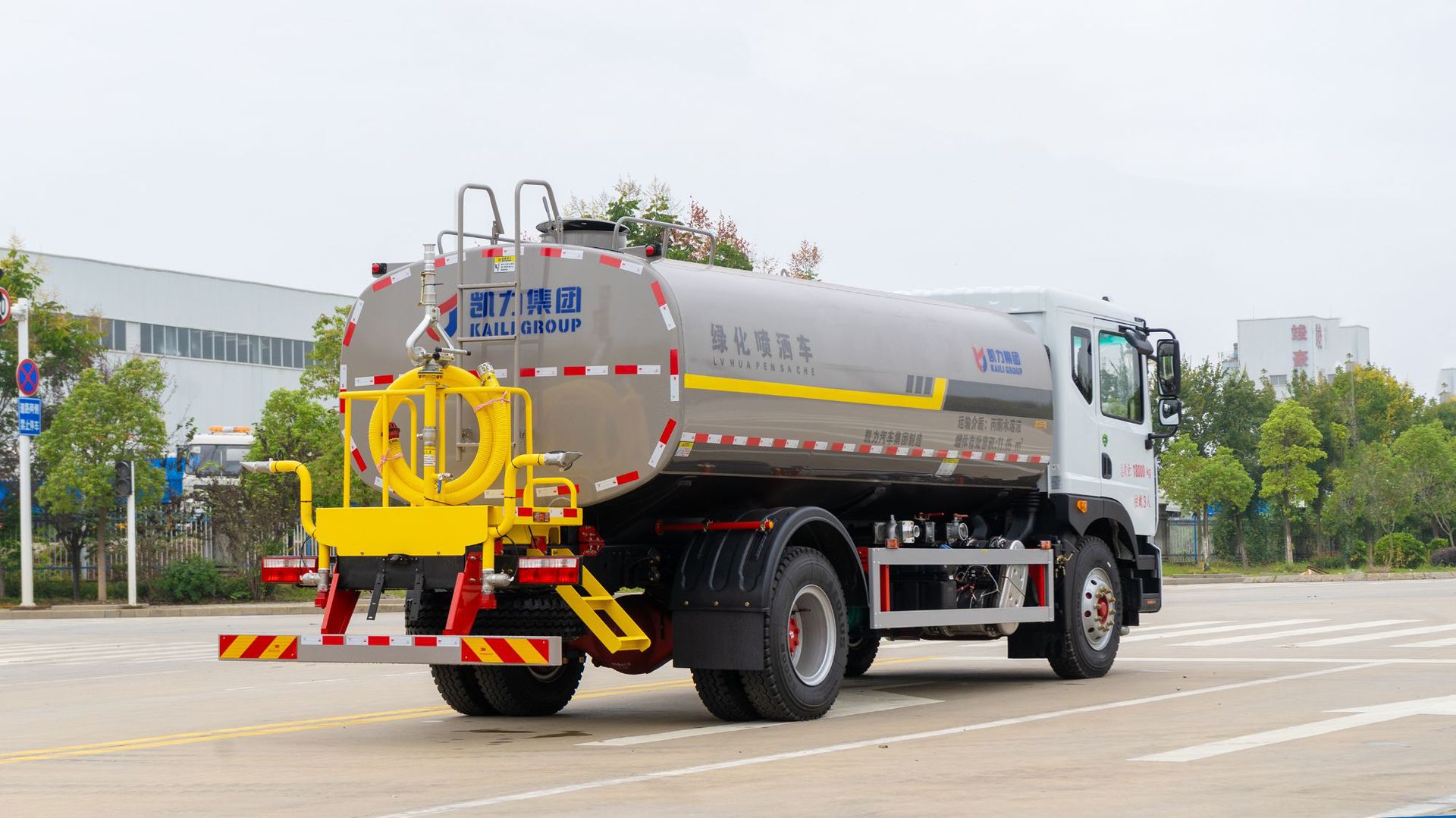 Dongfeng 15-Ton Sanitation Sprinkler Truck Direct from Manufacturer, 12-Ton Park and Scenic Area Greening Sprinkler Truck for Road Spraying and Dust Reduction