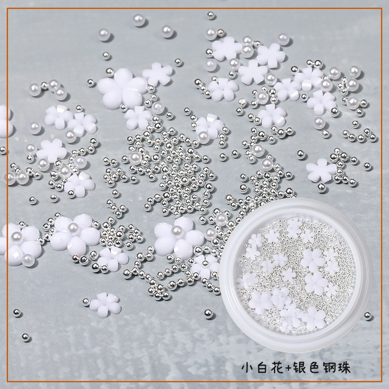 Decoraciones de uñas de moda, pequeñas flores blancas de diferentes tamaños, flores blancas tridimensionales de cinco pétalos, pequeñas cuentas de acero, diamantes de imitación de resina para uñas