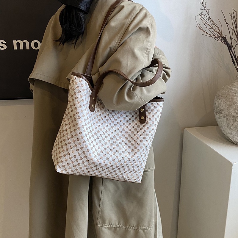 2024 invierno retro bolso de mano de gran capacidad para mujeres nuevas bolsas de brazo de estilo extranjero bolsas de hombro para viajar