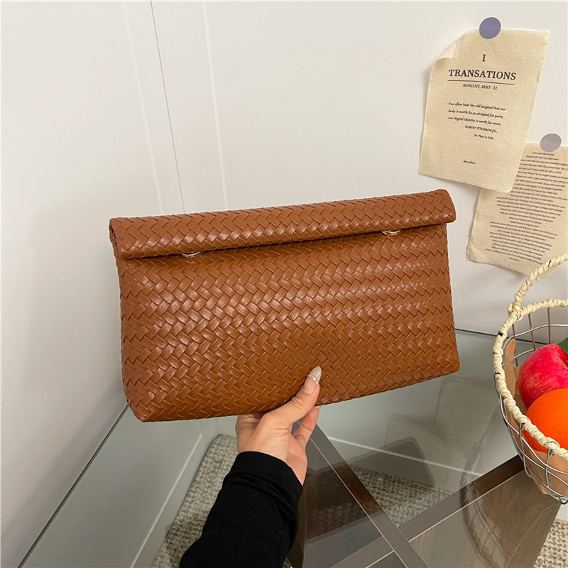 2025 otoño popular trenzado PU bolsos de muñeca bolsos de moda simple bolsos de maquillaje de gran capacidad coreana