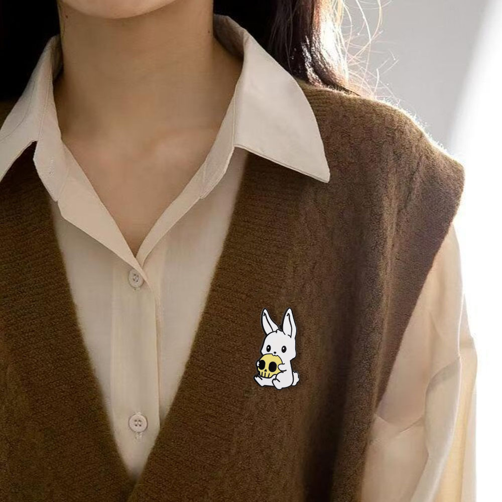 Cartoon Cute Rabbit Holding a Skull Brooch, Dark Gothic Style Metal Badge, European and American Quirky Fun Pin