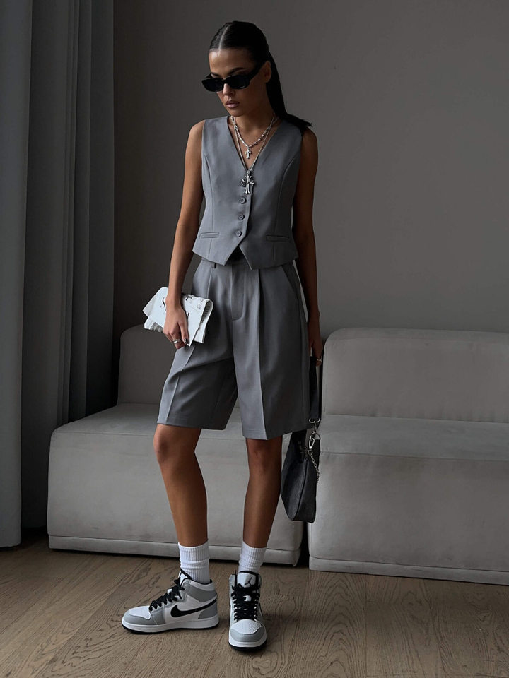 Bộ vest nữ áo gile cổ V cài khuy một hàng kèm quần short ống thẳng — Màu trắng, Màu xám, Màu đen (thêm mới) chi tiết 13