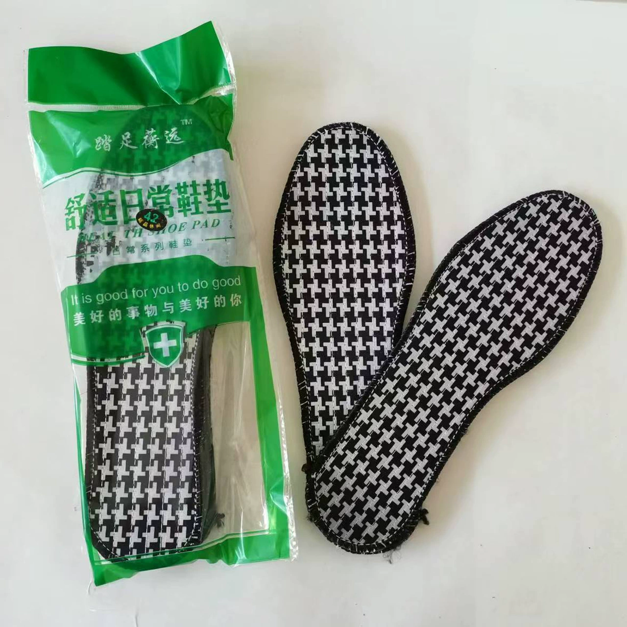 Черно-белые дезодорирующие стельки в течение длительного времени не устают