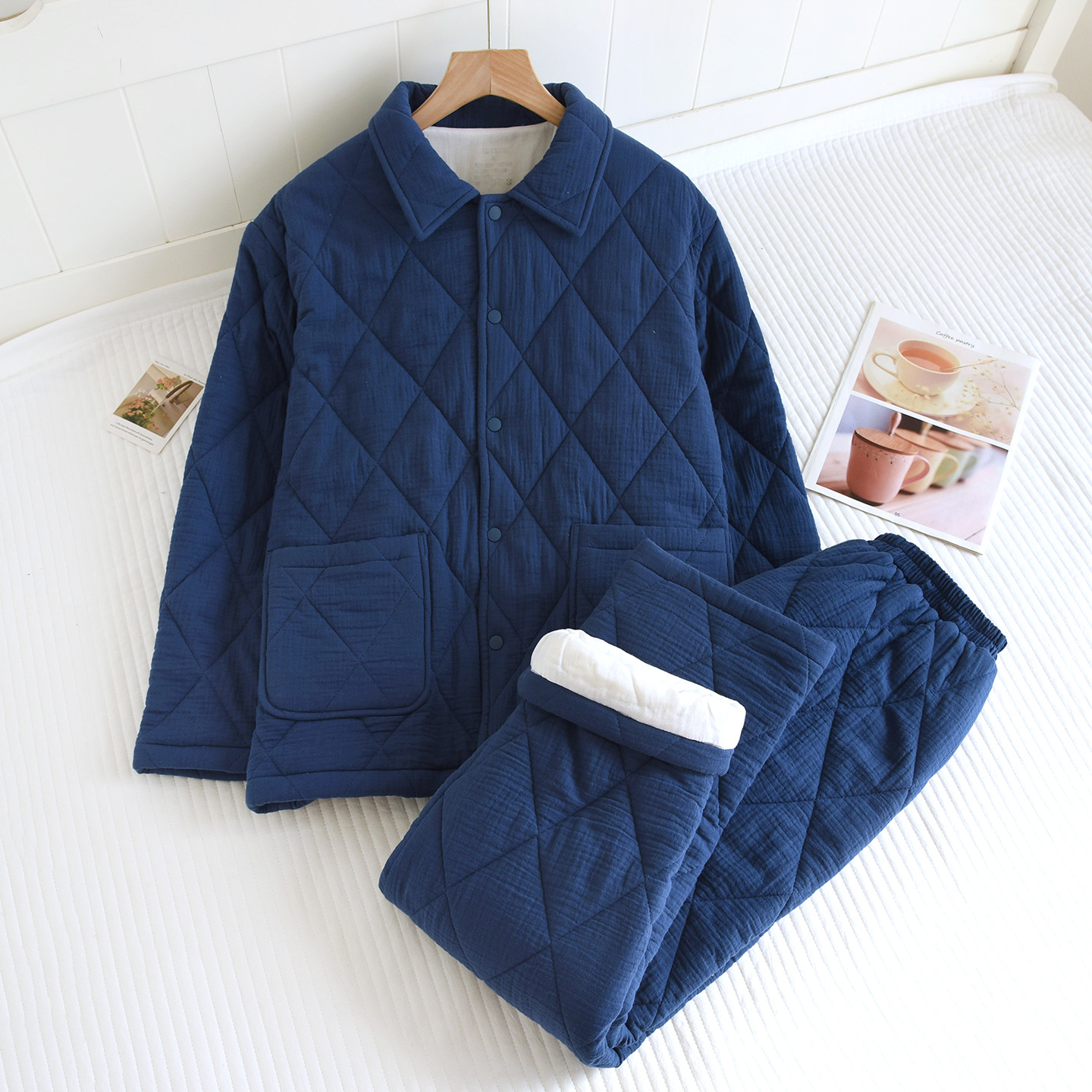 秋冬の新型の厚手の純綿カップルのパジャマの女性は綿の綿入れの服を挟んで冬の保温の簡単な家庭服のスーツの卸売りをします。