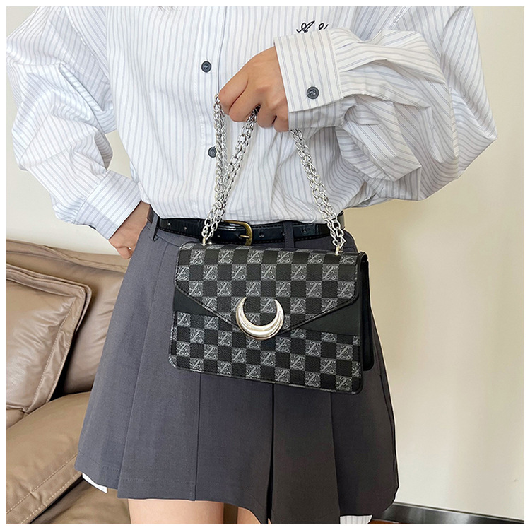 Korean version armpit small square 2024 new texture fashionable letter printed handbag personalized single shoulder_voghion.com