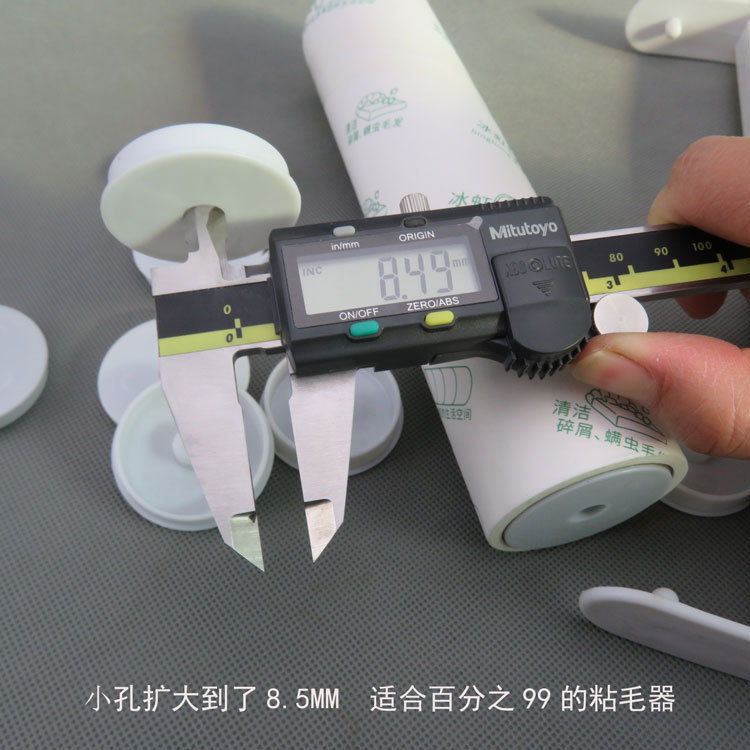 粘着紙部品の丸い粘着毛器のプラグと紙カードの丸い柄の両側の丸い紙の芯の2つの円盤|undefined