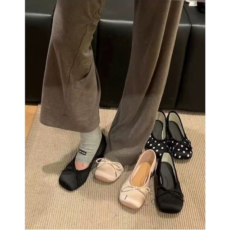 Square-Toe French Retro-Style Silver Mary Jane Women's Shoes, Niche Flat-Soled Slip-On Shoes with a Single Buckle, Comfortable for Everyday Wear Square-Toe French Retro-Style Silver Mary Jane Women's Shoes, Niche Flat-Soled Slip-On Shoes with a Single Buckle, Comfortable for Everyday Wear