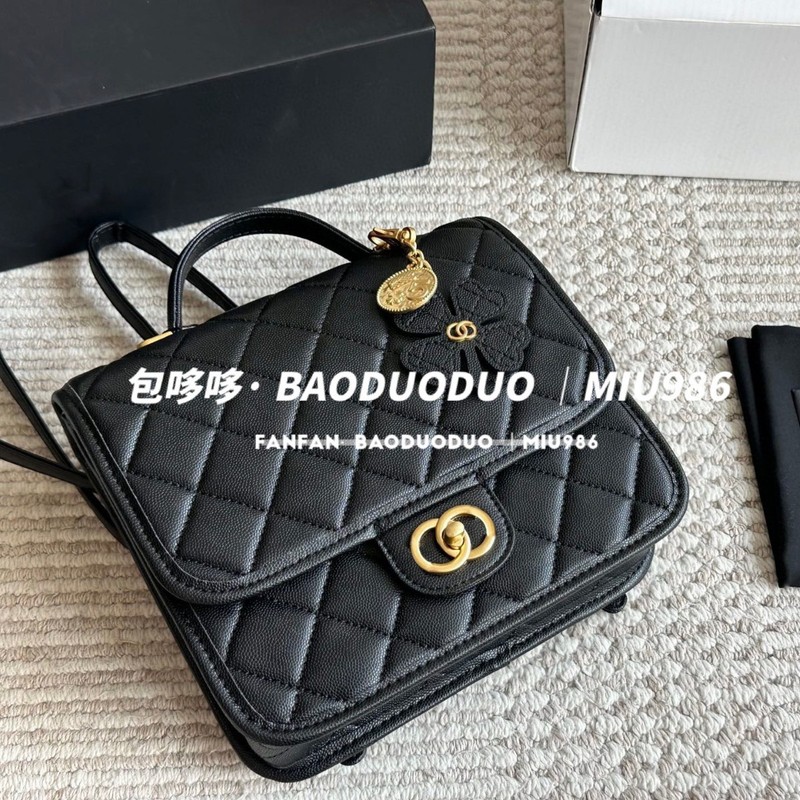 小香风新款25b牛皮手提邮差包四叶草链条徽章金币挂件书包双肩包|undefined