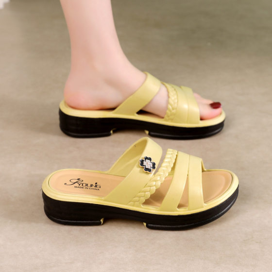 Slippers Women's Outer Wear Non-slip 2024 Summer New Style Thick-heeled All-match Lazy Shoes High-heeled Internet Celebrated Fashion Sandals
