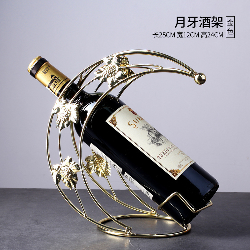 軽くて豪華な風の金色の酒の箱はワインの棚を飾ってワインの棚のワインの杯の棚を並べます。|undefined